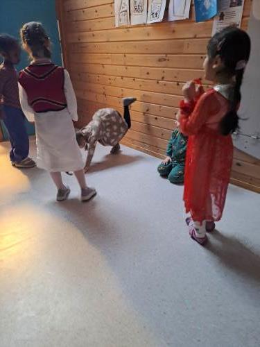 Barna har pyntet seg til mangfoldsfesten.